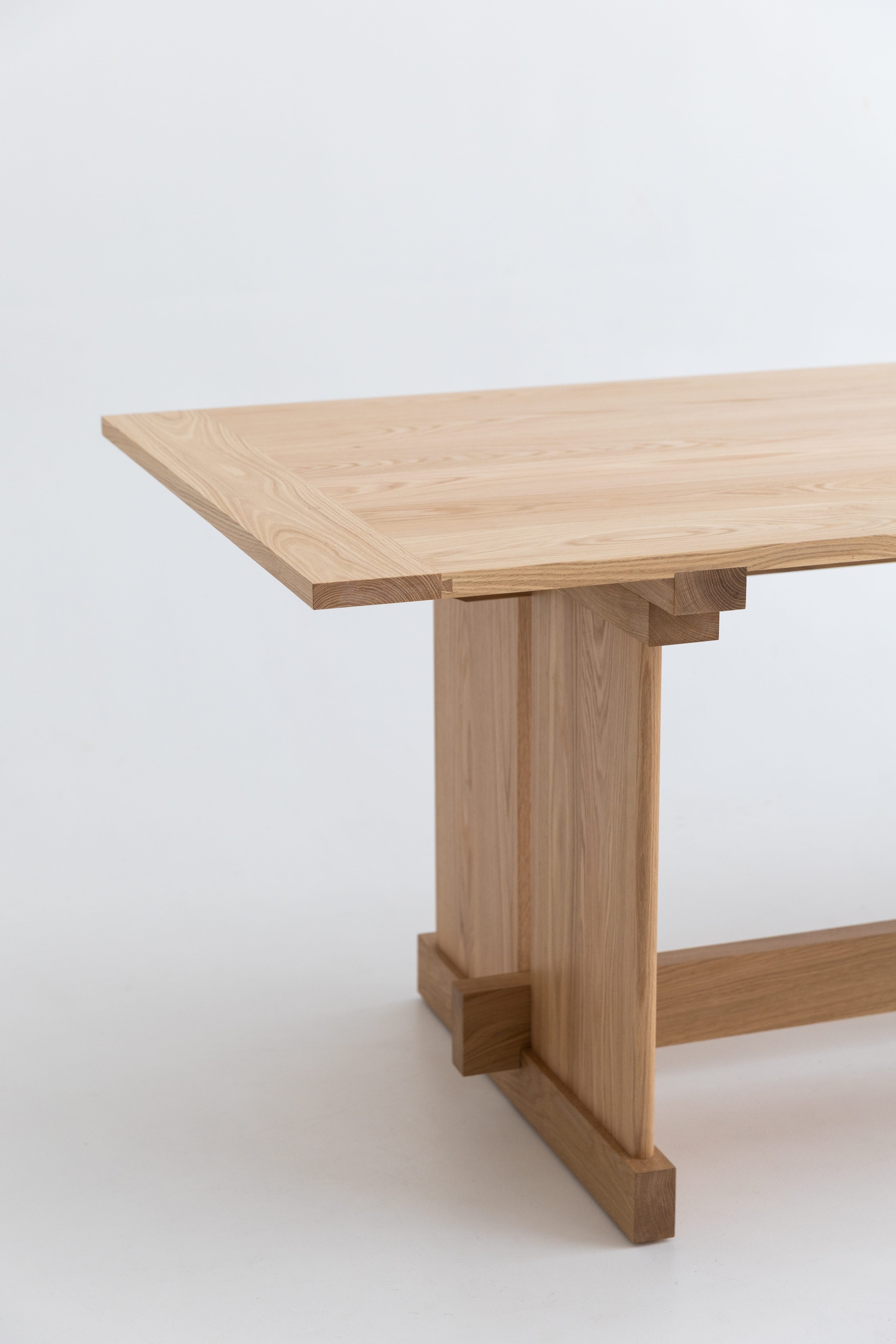 Brutalist dining table in solid oak — view 5