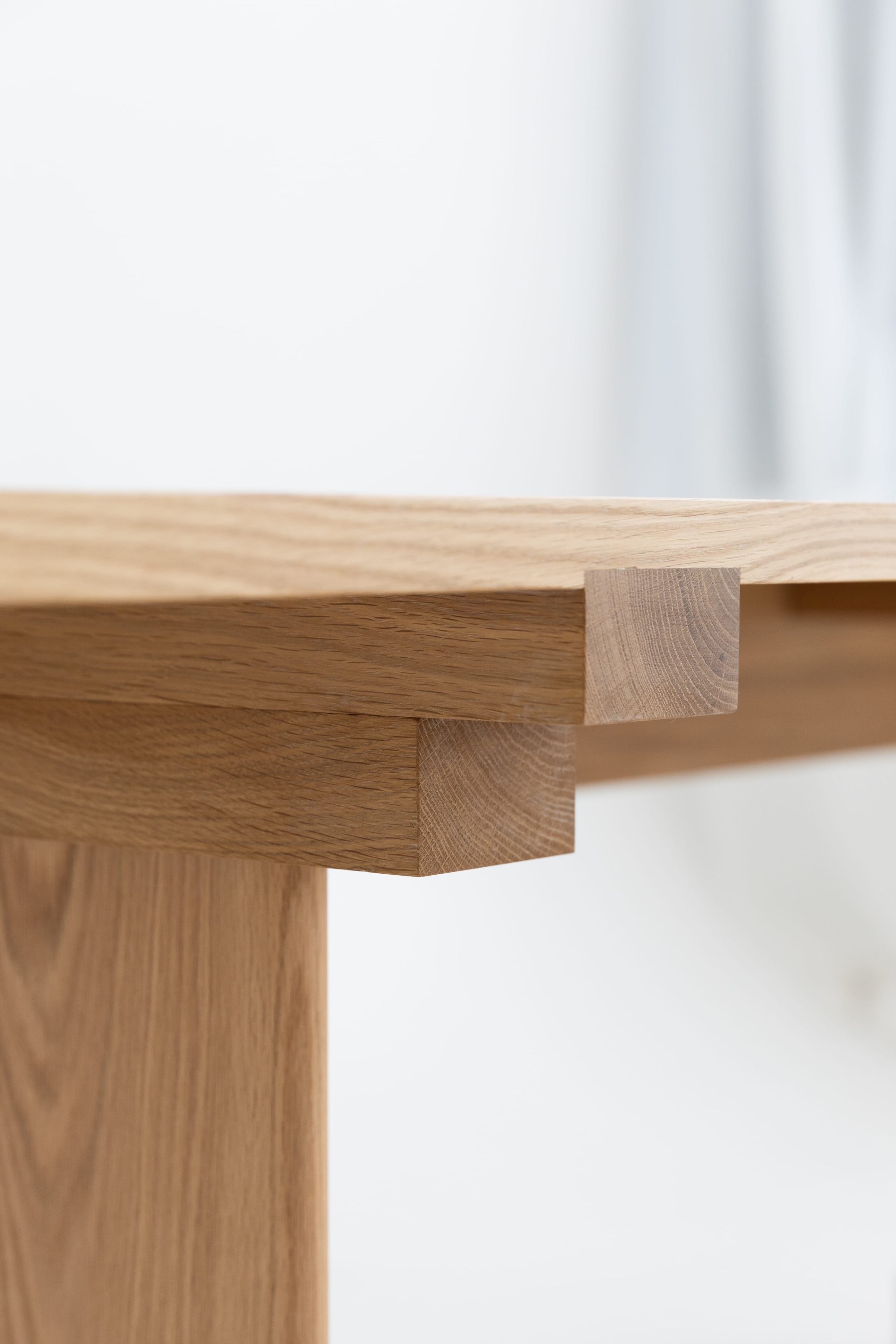 Brutalist dining table in solid oak — view 6